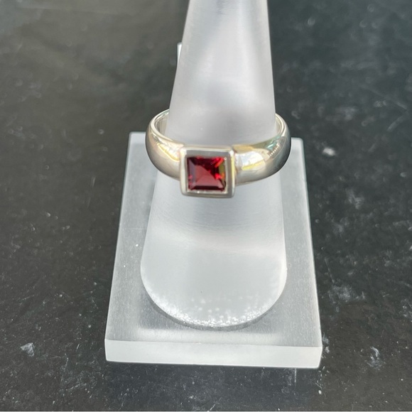 Elegant Sterling Silver 925 Ring with Garnet Gemstone Size 7 - Picture 2 of 8